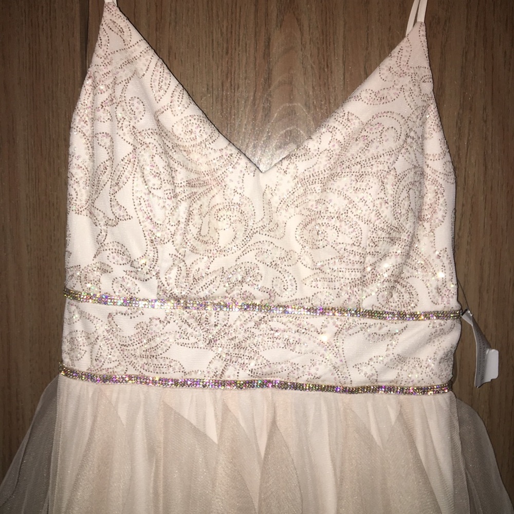 A light pink formal dress - Picture 4 of 4